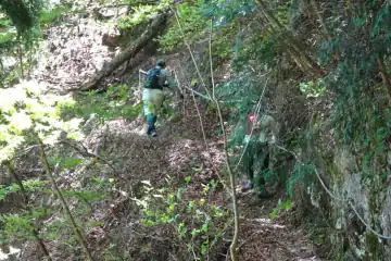 奥ノ院の岩場には鎖
