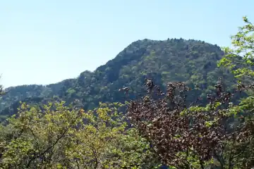上高岩の東屋から振り返る大岳山