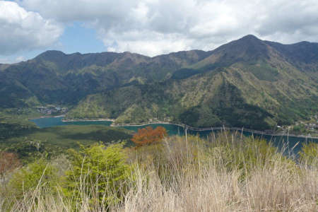 足和田山・三湖台からは西湖の上に鬼ヶ岳と王岳