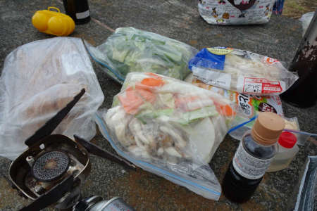 足和田山・担ぎ上げた山鍋の食材