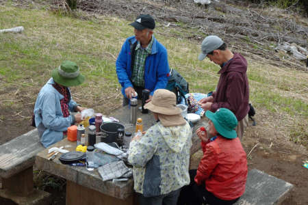 足和田山・ベンチではおしゃべりが続きます