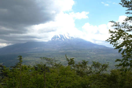 足和田山・まだ富士山山頂は雲の中です