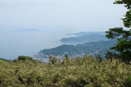 石仏の道の先に熱海の海岸線