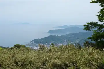 石仏の道の先に熱海の海岸線