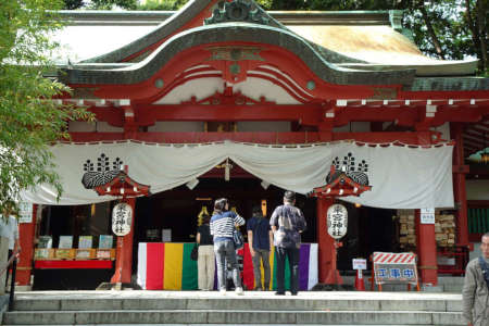 来宮神社の朱塗りの拝殿
