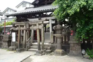 被官稲荷神社の石鳥居