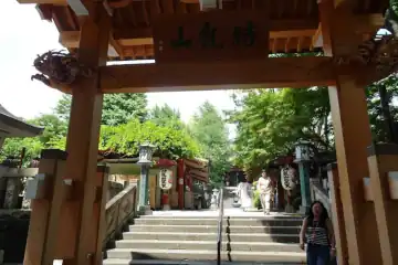 街乳山聖天の神門