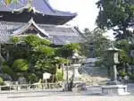 枯山水の庭園の上に大きな本堂が…