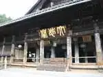 ボタンの花に彩られる回廊で知ら…