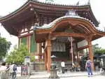 猿沢の池に影を落とす興福寺の八…