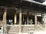 比叡山との宗教対立の歴史が残る…