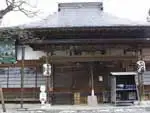 武甲山を見上げる山裾にある寺院
