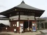 六角形の観音堂がある小さなお寺