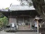 流水岩の庭園と呼ばれる岩盤の上…