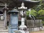 2羽の鶴が本堂を守るお寺