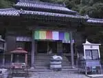 白い冷水が湧く古いお寺