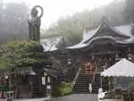 医王山の中腹に建てられたお寺
