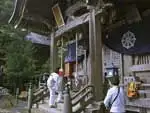 覆いかぶさるような岩壁の下に祀…